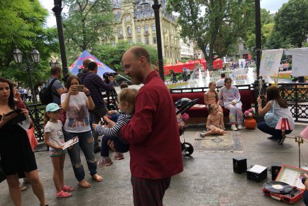 Одесситы пришли в Горсад в тапочках и халатах (фото, видео)