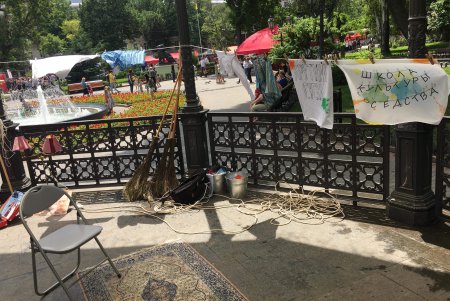 Одесситы пришли в Горсад в тапочках и халатах (фото, видео)