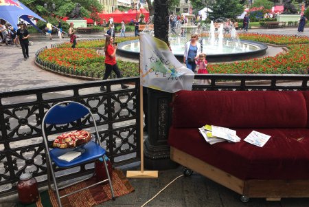 Одесситы пришли в Горсад в тапочках и халатах (фото, видео)