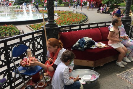 Одесситы пришли в Горсад в тапочках и халатах (фото, видео)