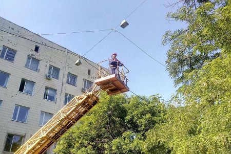 В центре Одессы восстанавливают линии наружного освещения (фото)