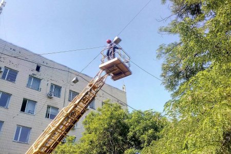В центре Одессы восстанавливают линии наружного освещения (фото)