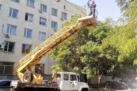 В центре Одессы восстанавливают линии наружного освещения (фото)