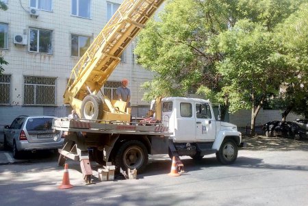 В центре Одессы восстанавливают линии наружного освещения (фото)