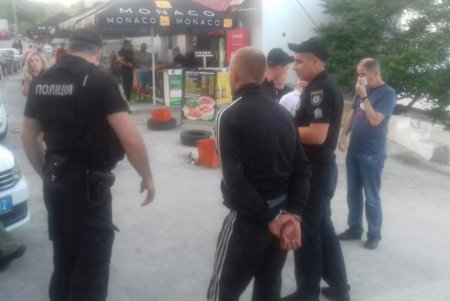 На одесском пляже хулиган с ножом  набросился на туриста из Швейцарии (фото) 