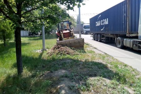 Коммунальщики приводят в порядок въезды в Одессу, обновляют вид остановок и расчищают гидротехнические сооружения (фото)