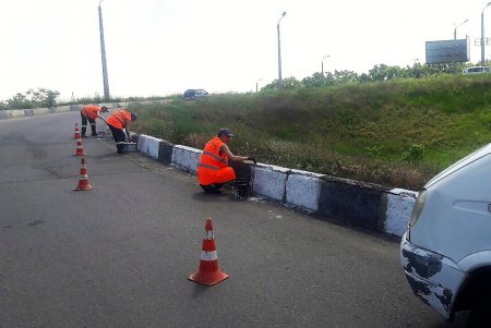 Коммунальщики приводят в порядок въезды в Одессу, обновляют вид остановок и расчищают гидротехнические сооружения (фото)