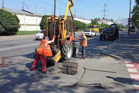 Коммунальщики приводят в порядок въезды в Одессу, обновляют вид остановок и расчищают гидротехнические сооружения (фото)