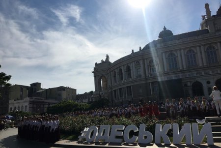 У стен Оперного театра состоялся детский флешмоб «Одесский хоровод» (фото)
