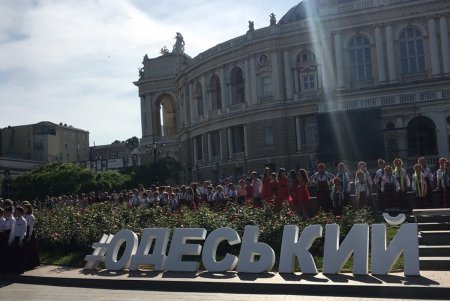 У стен Оперного театра состоялся детский флешмоб «Одесский хоровод» (фото)
