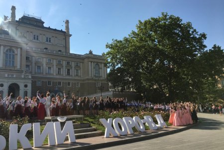 У стен Оперного театра состоялся детский флешмоб «Одесский хоровод» (фото)