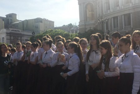 У стен Оперного театра состоялся детский флешмоб «Одесский хоровод» (фото)