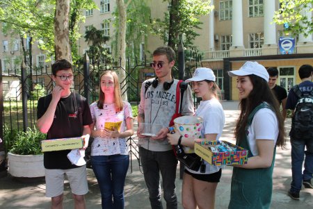 «Обменяй сигарету на конфету»: в Одессе прошла акция против курения (фото)
