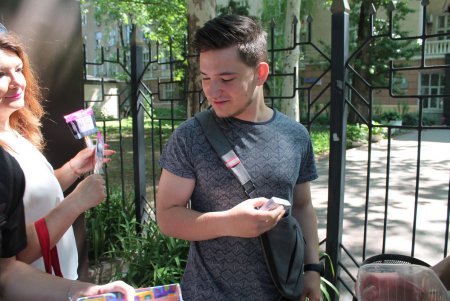«Обменяй сигарету на конфету»: в Одессе прошла акция против курения (фото)
