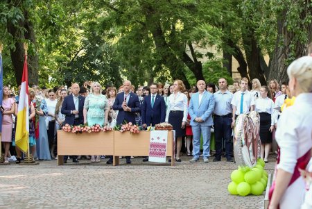 Одесский городской голова поздравил выпускников с окончанием школы (фото)