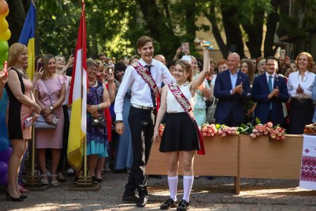 Одесский городской голова поздравил выпускников с окончанием школы (фото)