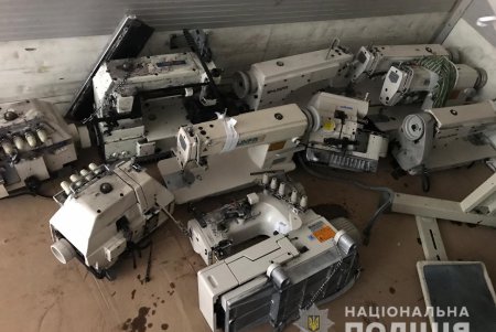 В подпольном цеху в Суворовском районе нелегалы шили «брендовую» одежду (фото)