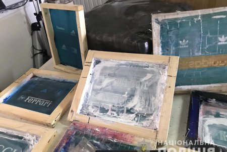 В подпольном цеху в Суворовском районе нелегалы шили «брендовую» одежду (фото)