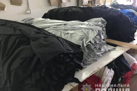 В подпольном цеху в Суворовском районе нелегалы шили «брендовую» одежду (фото)