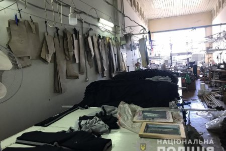В подпольном цеху в Суворовском районе нелегалы шили «брендовую» одежду (фото)