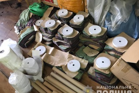 В подпольном цеху в Суворовском районе нелегалы шили «брендовую» одежду (фото)