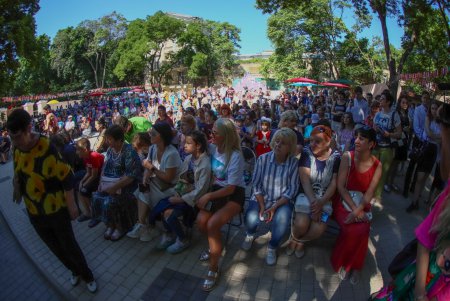Летний театр в Горсаду принимает первых гостей (фото)
