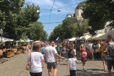 В горсаду состоялся праздничный парад мыльных пузырей (фото)