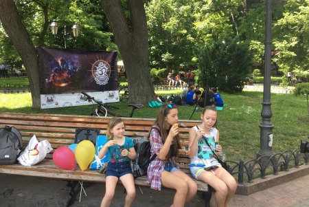В горсаду состоялся праздничный парад мыльных пузырей (фото)