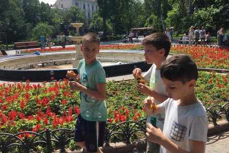 В горсаду состоялся праздничный парад мыльных пузырей (фото)