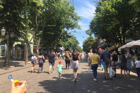 В горсаду состоялся праздничный парад мыльных пузырей (фото)