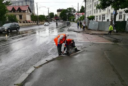 После дождя спецтехника и коммунальщики дежурят в местах возможных подтоплений (фото) 