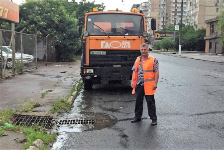 После дождя спецтехника и коммунальщики дежурят в местах возможных подтоплений (фото) 