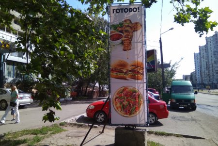 В Одессе демонтировали около 300 незаконных рекламных конструкций (фото)
