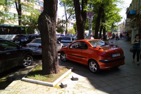 В Одессе демонтировали около 300 незаконных рекламных конструкций (фото)