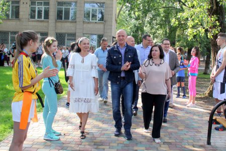 На Черемушках открылся многофункциональный школьный стадион (фото)