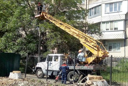 Коммунальщики заменили лампы наружного освещения в микрорайоне Вузовский (фото)