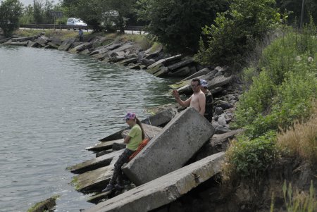 Дамбу Хаджибейского лимана очистили от мусора (фото)