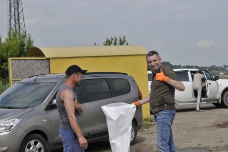 Дамбу Хаджибейского лимана очистили от мусора (фото)