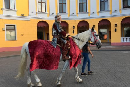 Рыцари, короли и прекрасные дамы пригласили одесситов на фестиваль средневековой культуры «Пороховая башня» (фото) 