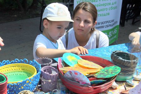 Эковоспитание в виде игры: в парке Горького проходит большой детский праздник (фото)