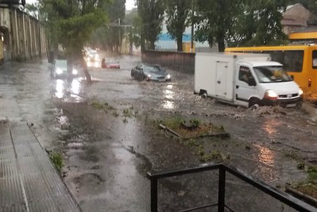 Одессские коммунальщики очистили ливневые стоки после дождя (фото)