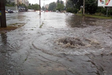Одессские коммунальщики очистили ливневые стоки после дождя (фото)