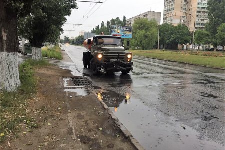 Одессские коммунальщики очистили ливневые стоки после дождя (фото)