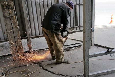 Коммунальщики проводят работы по текущему ремонту и уборке улиц города (фото)