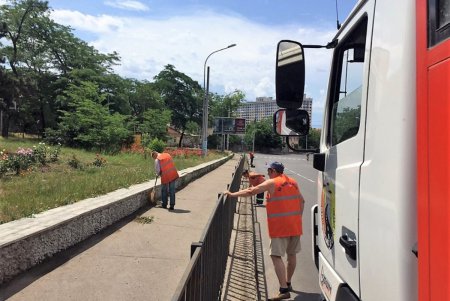 Коммунальщики проводят работы по текущему ремонту и уборке улиц города (фото)