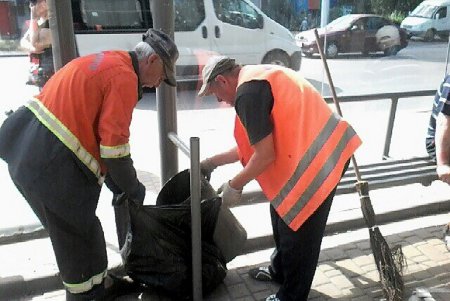 Коммунальщики проводят работы по текущему ремонту и уборке улиц города (фото)