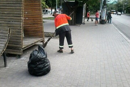 Коммунальщики проводят работы по текущему ремонту и уборке улиц города (фото)
