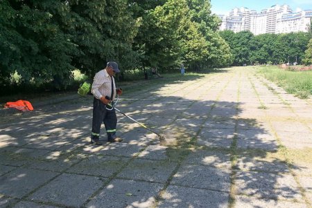 Коммунальщики проводят работы по текущему ремонту и уборке улиц города (фото)