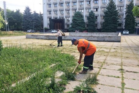 Коммунальщики проводят работы по текущему ремонту и уборке улиц города (фото)