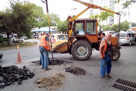 Коммунальщики проводят работы по текущему ремонту и уборке улиц города (фото)